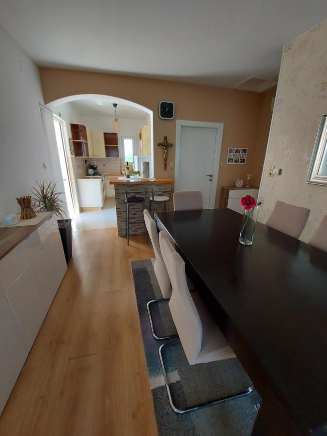 Apartman Larisa Apartment Kampor Bagian luar foto